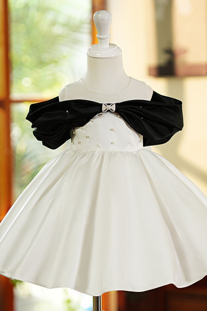 Prinzessin Runden Wadenlang Satin Blumenmädchenkleider in Weiß