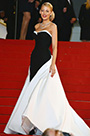 Robe de soirée sans bretelle noire et blanche Blake Lively