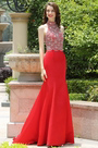 Carlyna rotes Halter Neck Beaded Gefaltetes Abendkleid