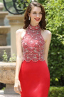 Carlyna rotes Halter Neck Beaded Gefaltetes Abendkleid