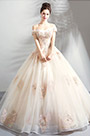 Vestido de fiesta de tul beige con hombros descubiertos
