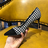 Zapatos de tacón alto con puntera cerrada a cuadros