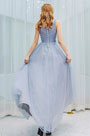 Голубое вечернее платье с глубоким V-образным вырезом