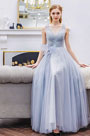 Голубое вечернее платье с глубоким V-образным вырезом
