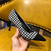 Zapatos de tacón alto con puntera cerrada a cuadros