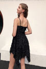 Черное кружевное коктейльное платье спагетти с перьями