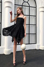 Черное кружевное коктейльное платье спагетти с перьями