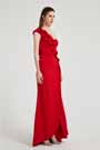 Красное вечернее платье с разрезом на одно плечо и оборками