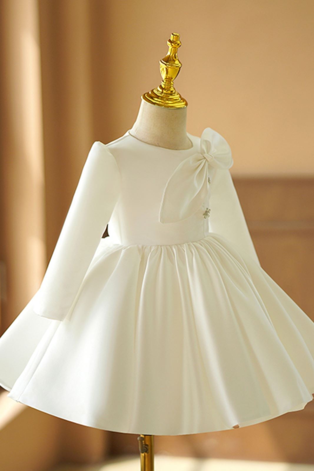 Prinzessin Runden Satin Blumenmädchenkleider in Weiß