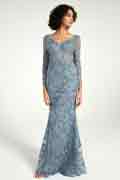 Elegantes, langärmliges Spitzenkleid für die Brautmutter in Nebelblau