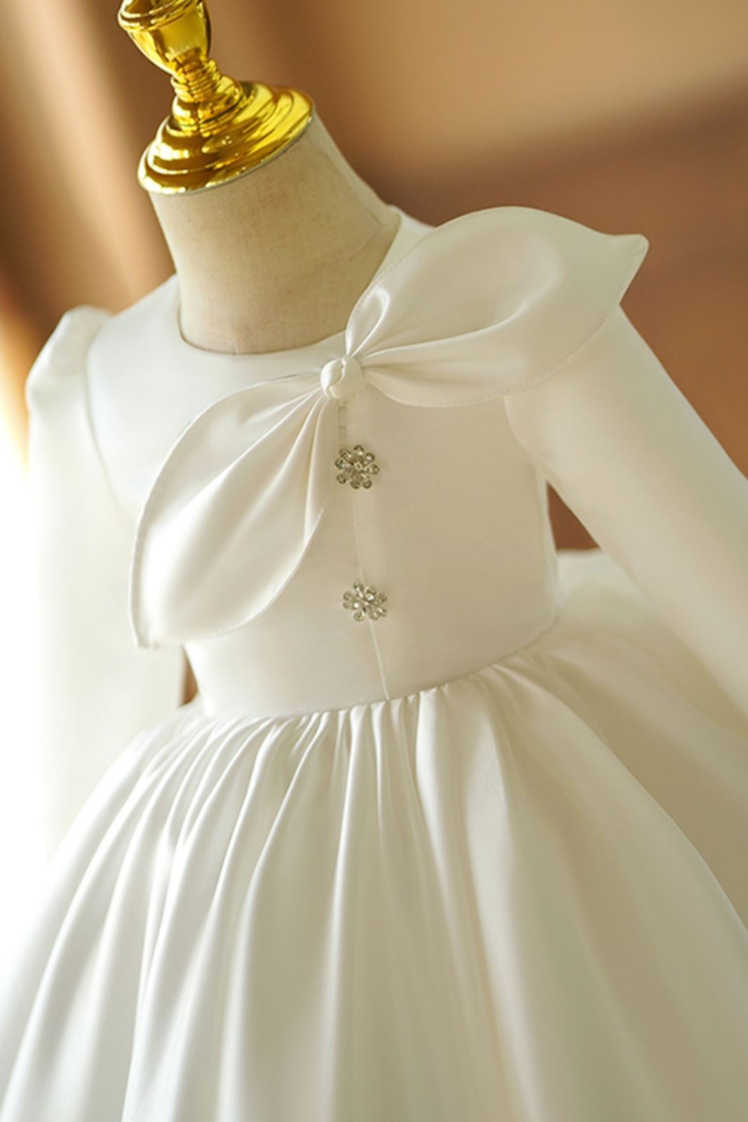 Prinzessin Runden Satin Blumenmädchenkleider in Weiß