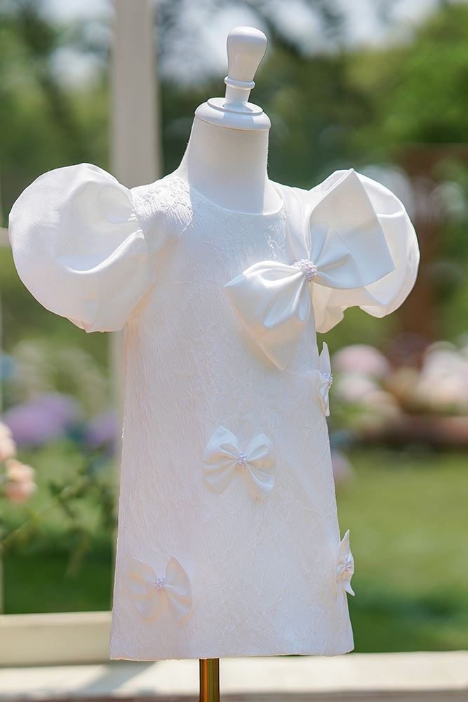 Prinzessin Runden Kurz Satin Blumenmädchenkleider in Weiß