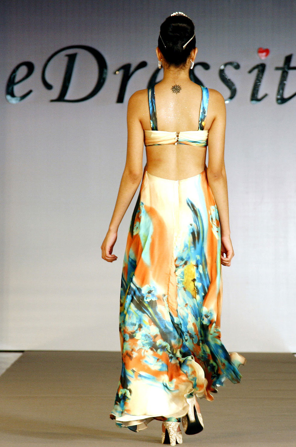 100% натуральное шелковое платье   с  плиссированным бюста