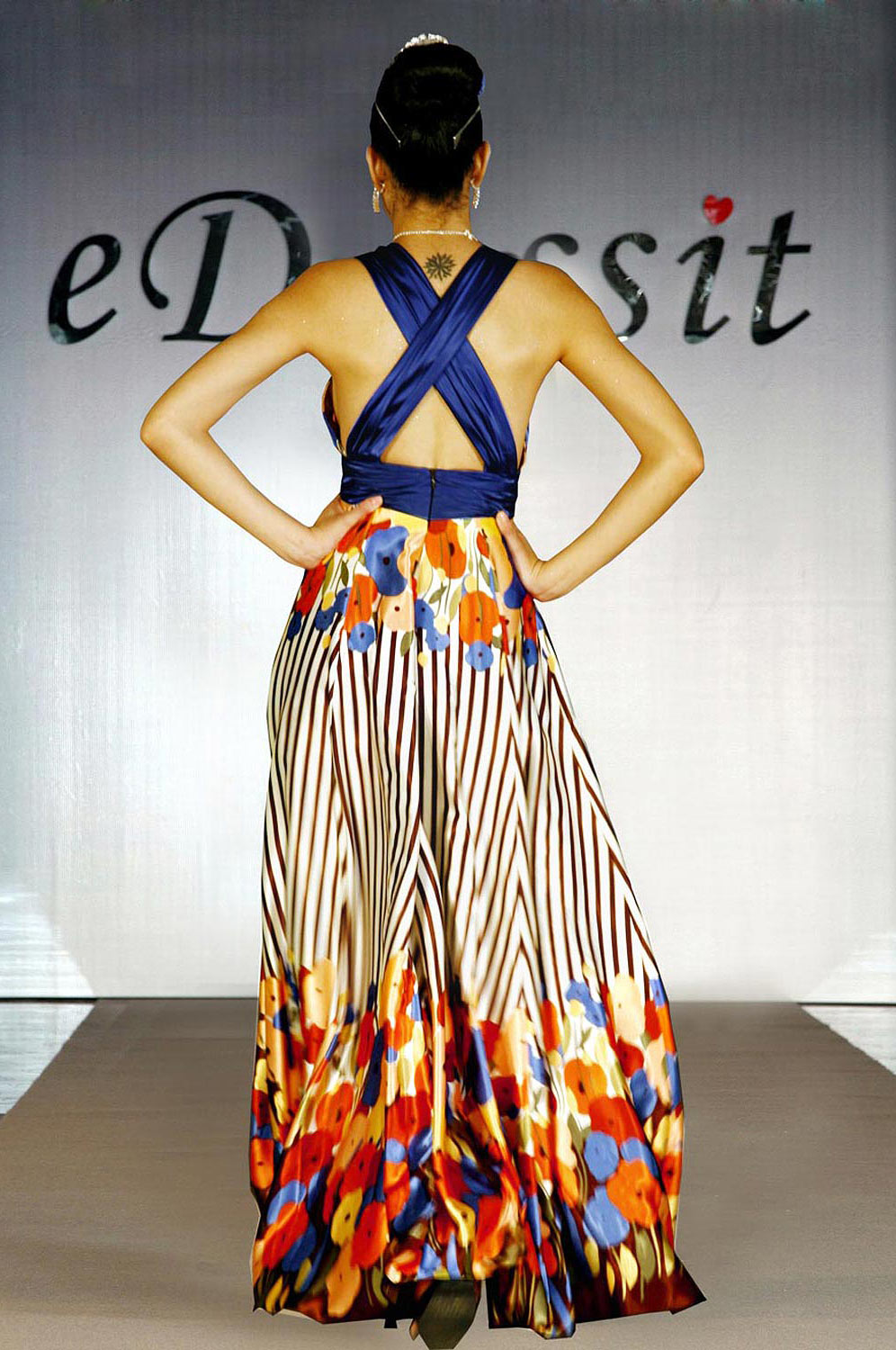 ON SALE !   NUEVO VESITDO DE NOCHE  ESTAMPADO FLORES/ V-CUT