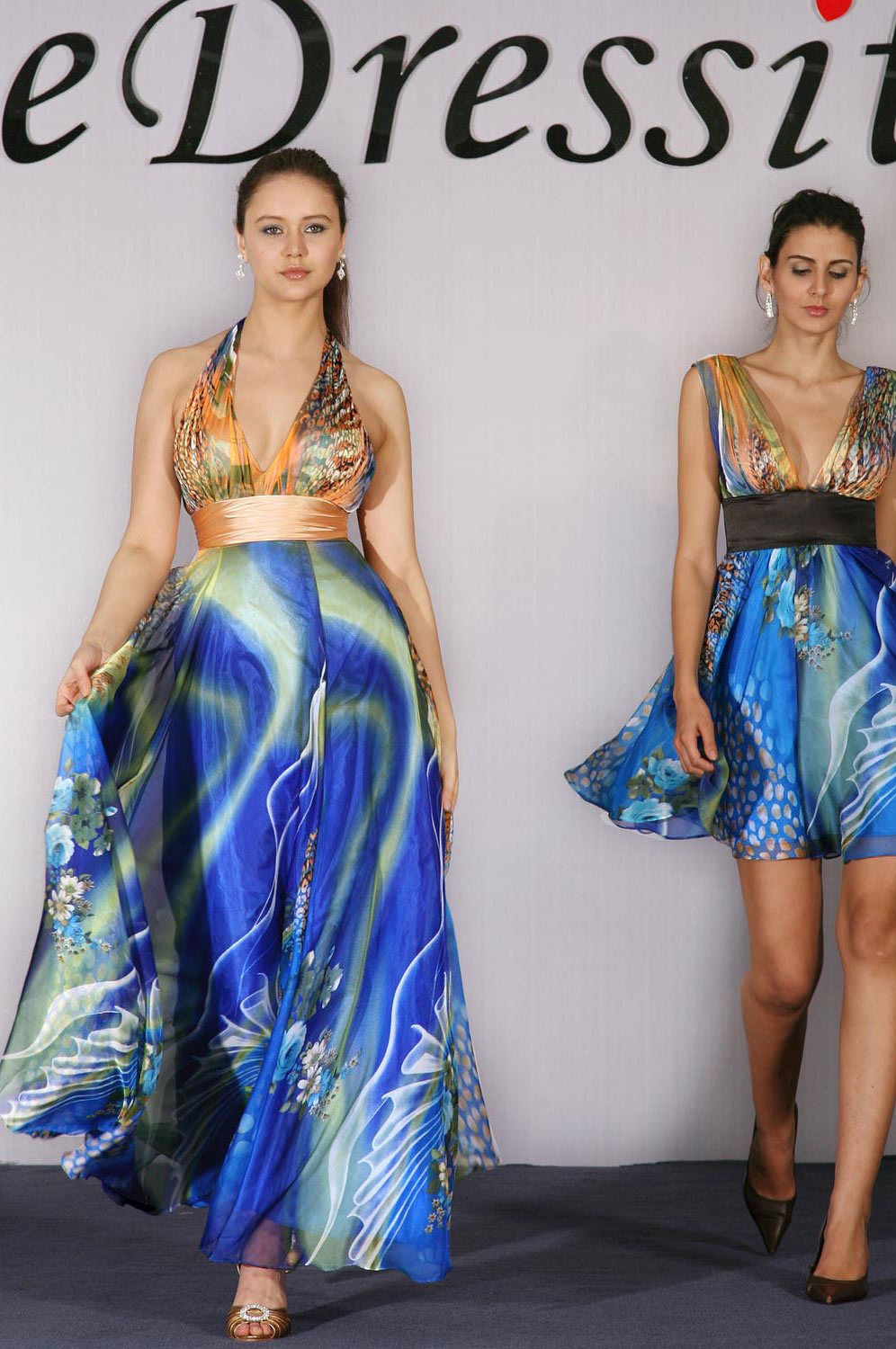 Eintauchen V-Schnitt und Halfter Abendkleid