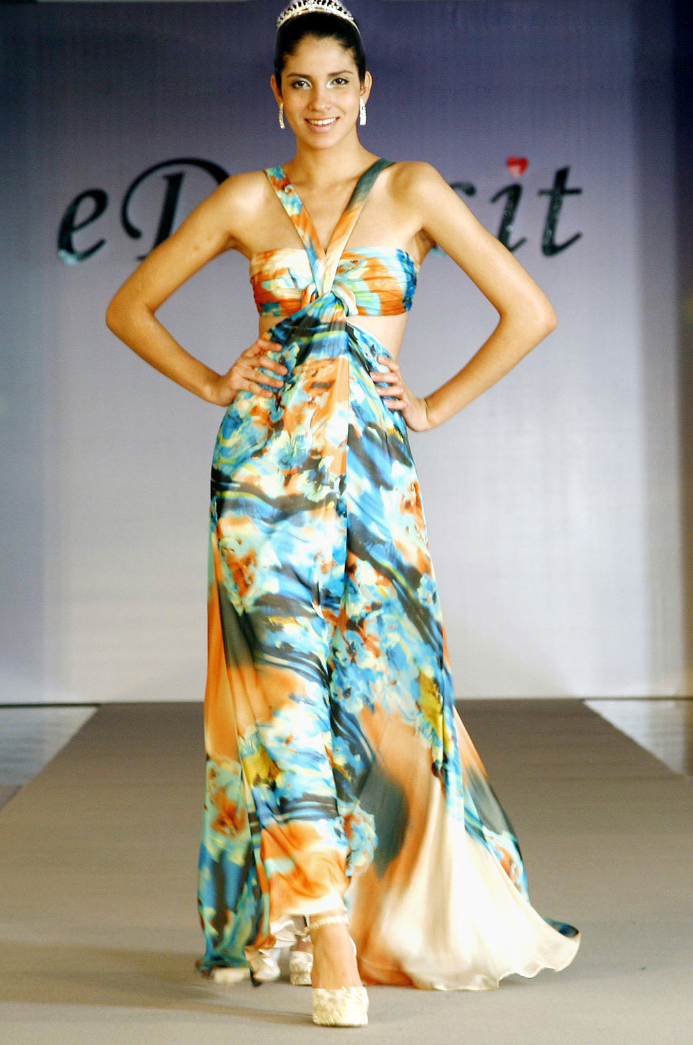 100% натуральное шелковое платье   с  плиссированным бюста