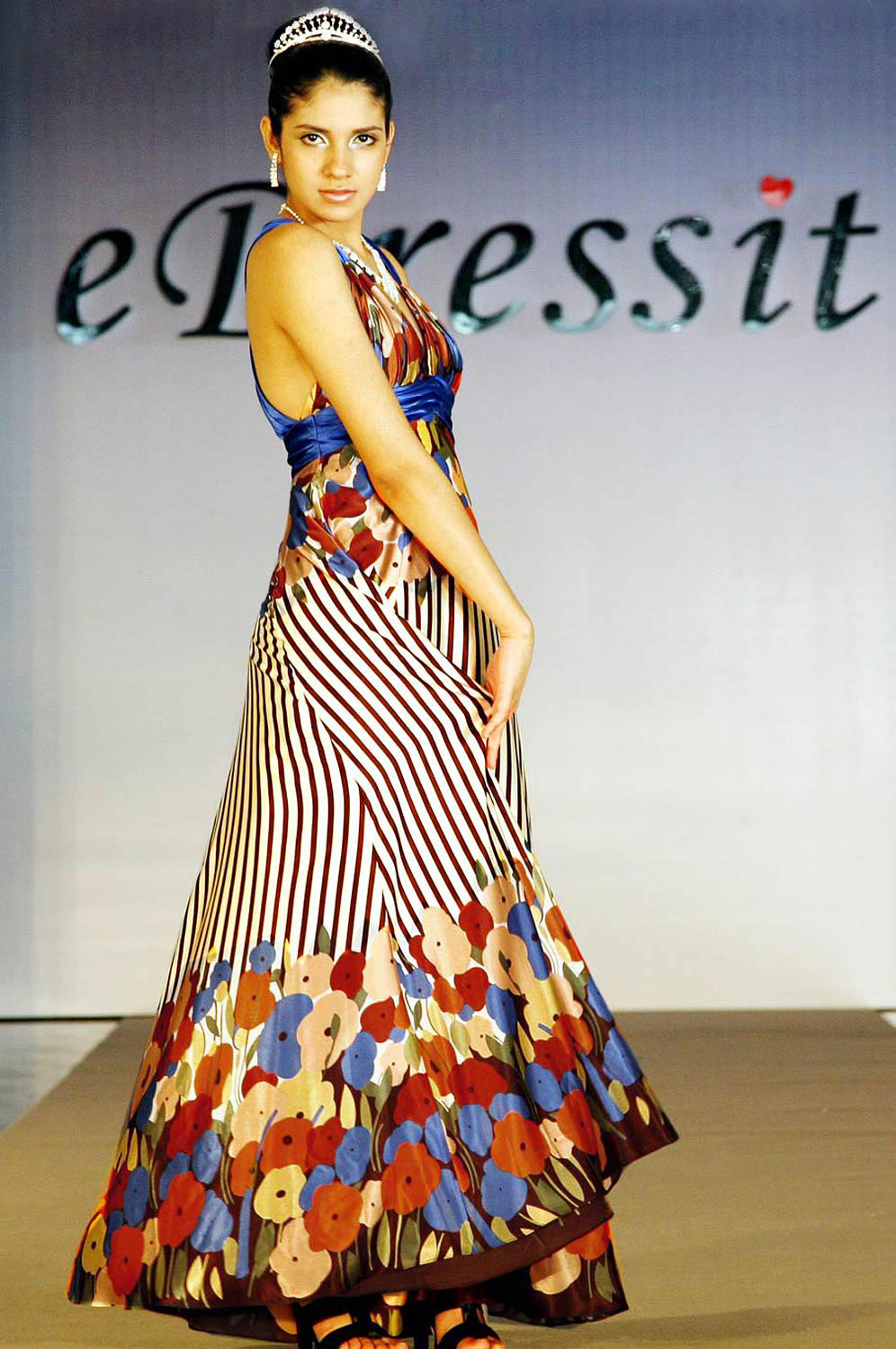 ON SALE !   NUEVO VESITDO DE NOCHE  ESTAMPADO FLORES/ V-CUT