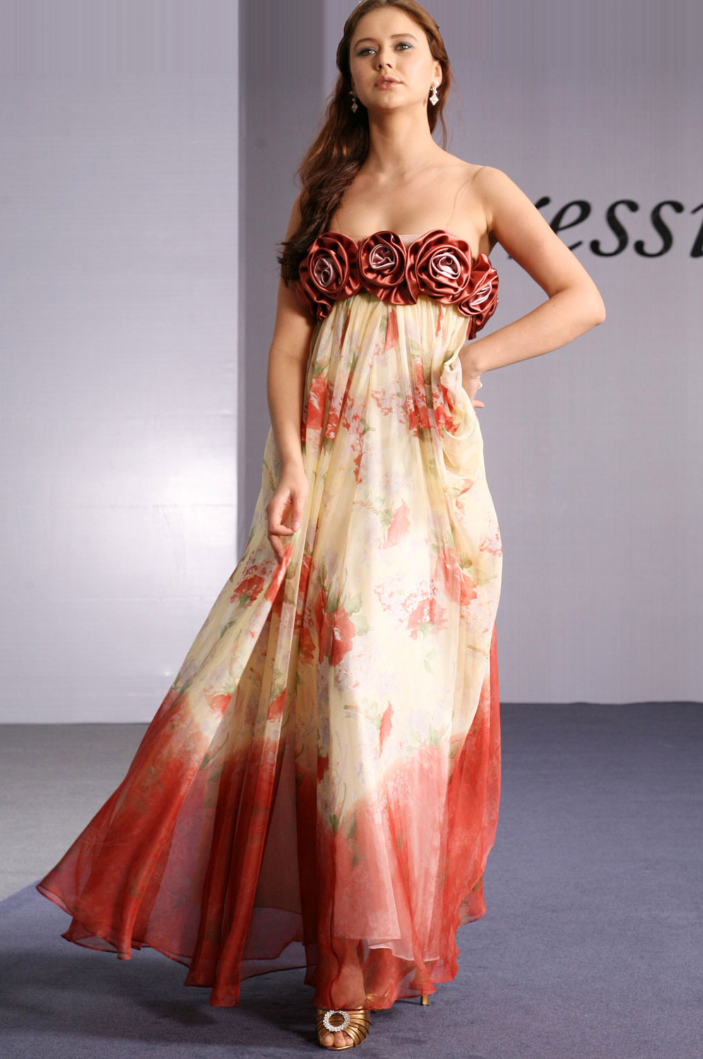 NUEVO VESTIDO DE NOCHE CON ROSAS DE SATéN