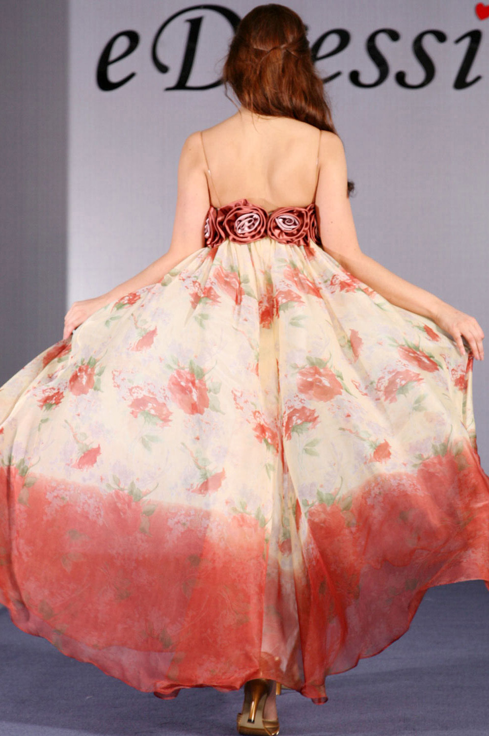 NUEVO VESTIDO DE NOCHE CON ROSAS DE SATéN