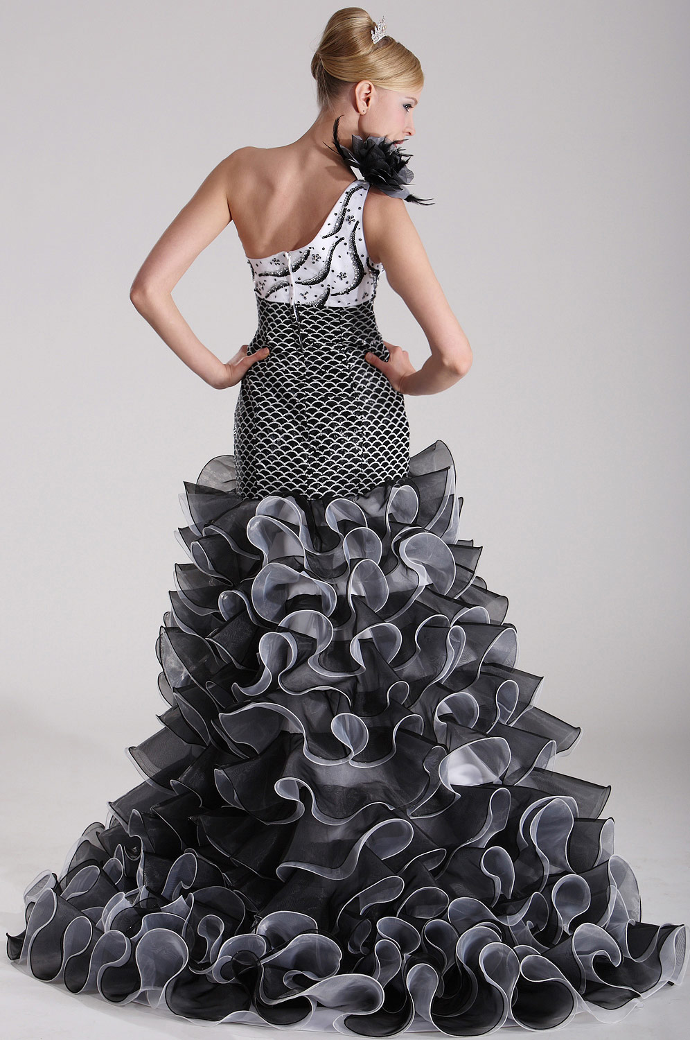 Ein-Schulter Schlitz Fischschuppe Ballkleid