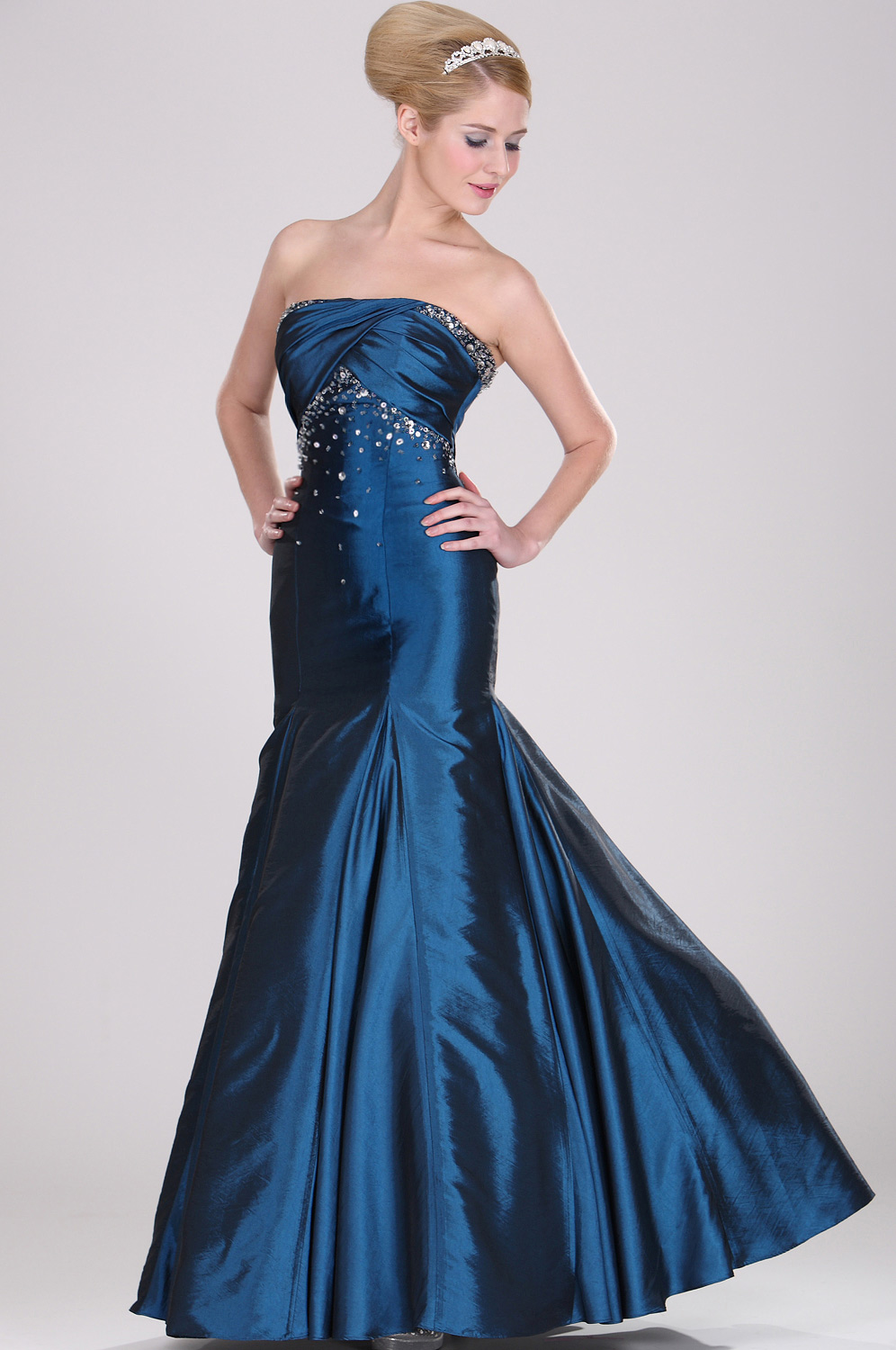 Graceful Strapless Wedding Gown