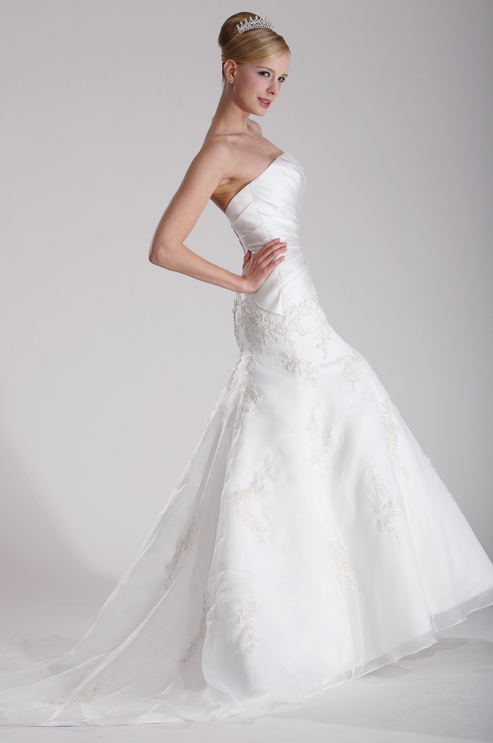 Graceful Strapless Wedding Gown