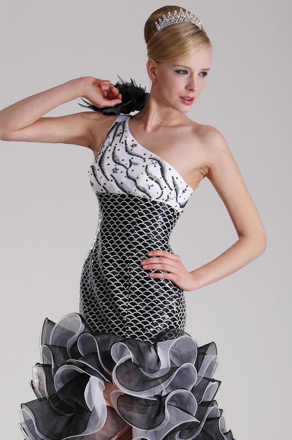 Ein-Schulter Schlitz Fischschuppe Ballkleid