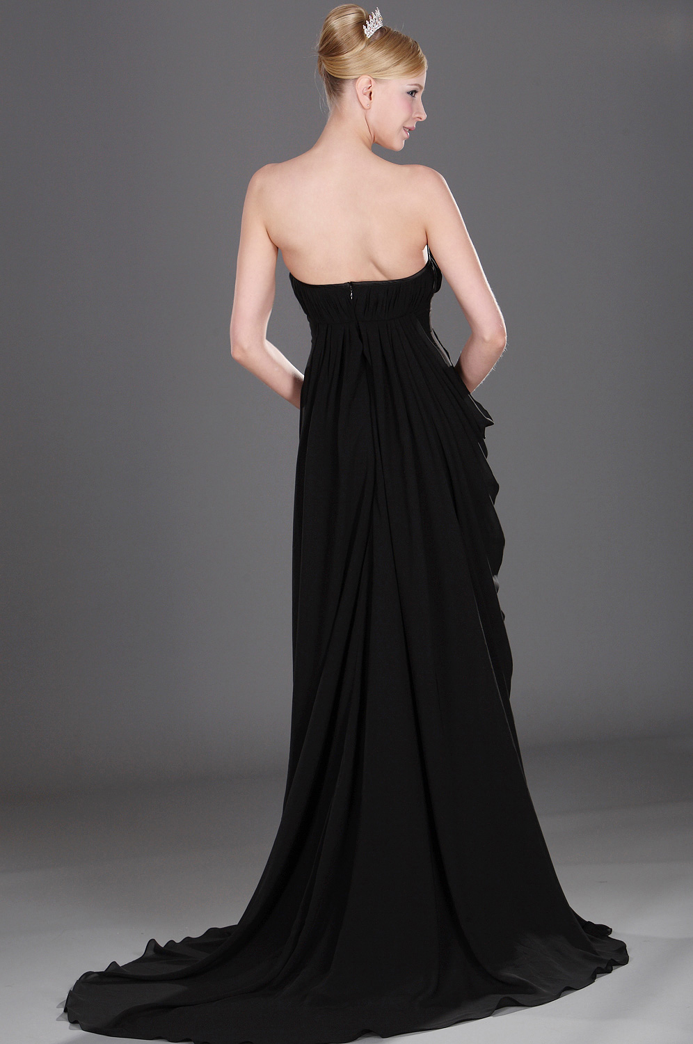 Черное  вечернее платье без бретелек