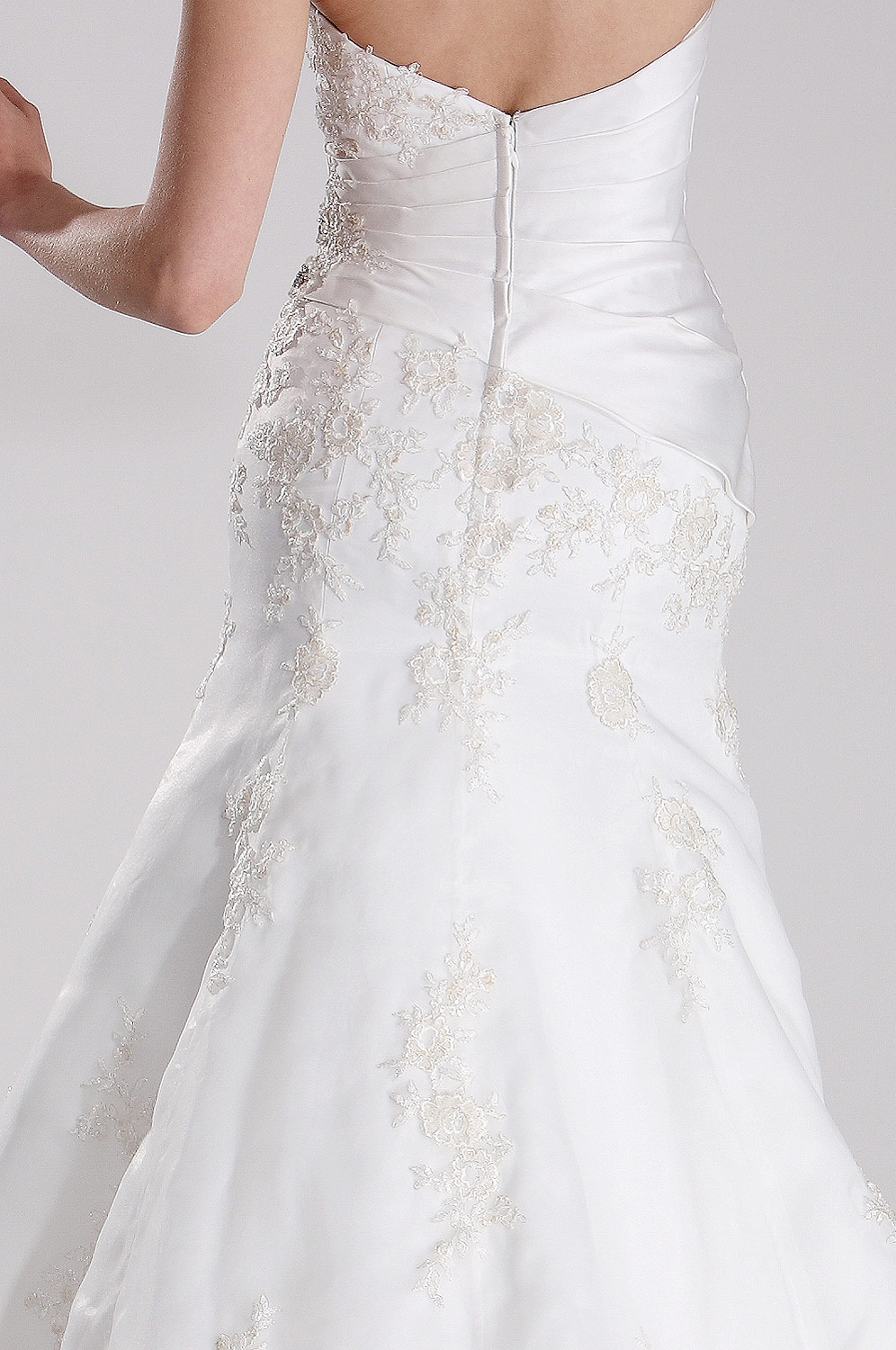 Graceful Strapless Wedding Gown