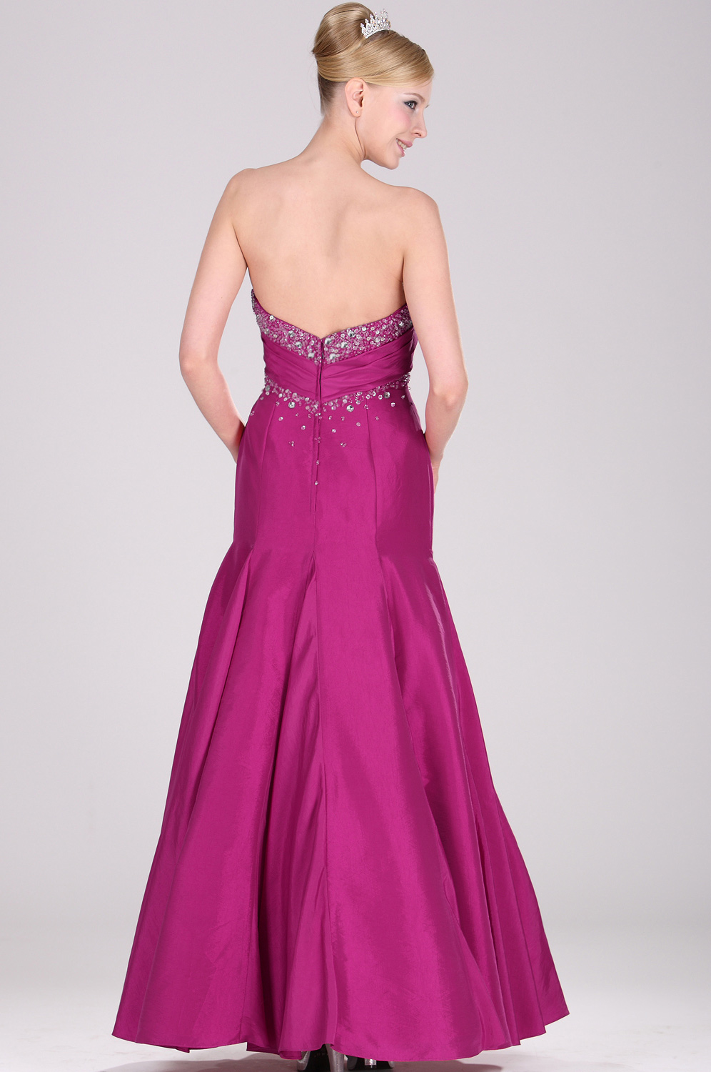 Изящное  свадебное платье без бретелек