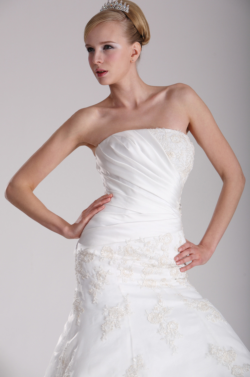 Graceful Strapless Wedding Gown