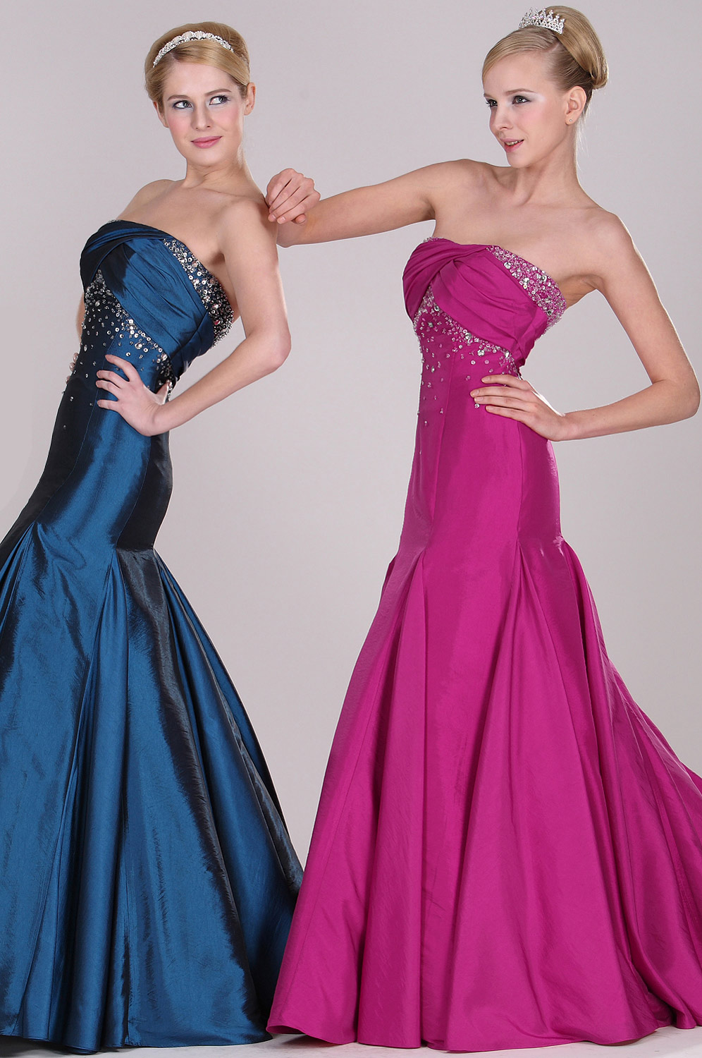 Graceful Strapless Wedding Gown