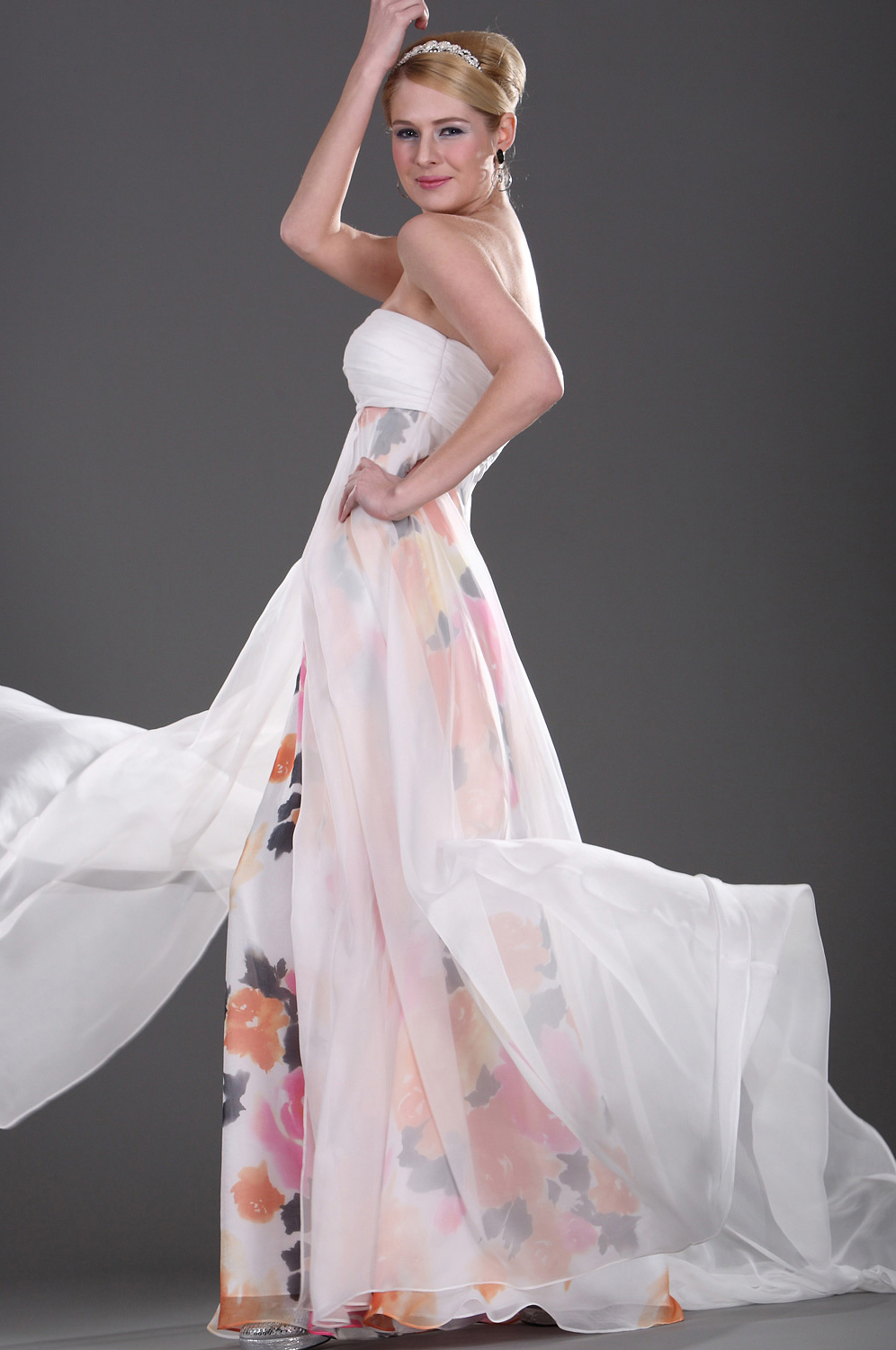 Очаровательное вечернее платье без бретелек