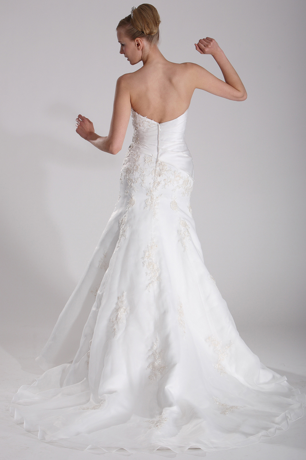 Graceful Strapless Wedding Gown