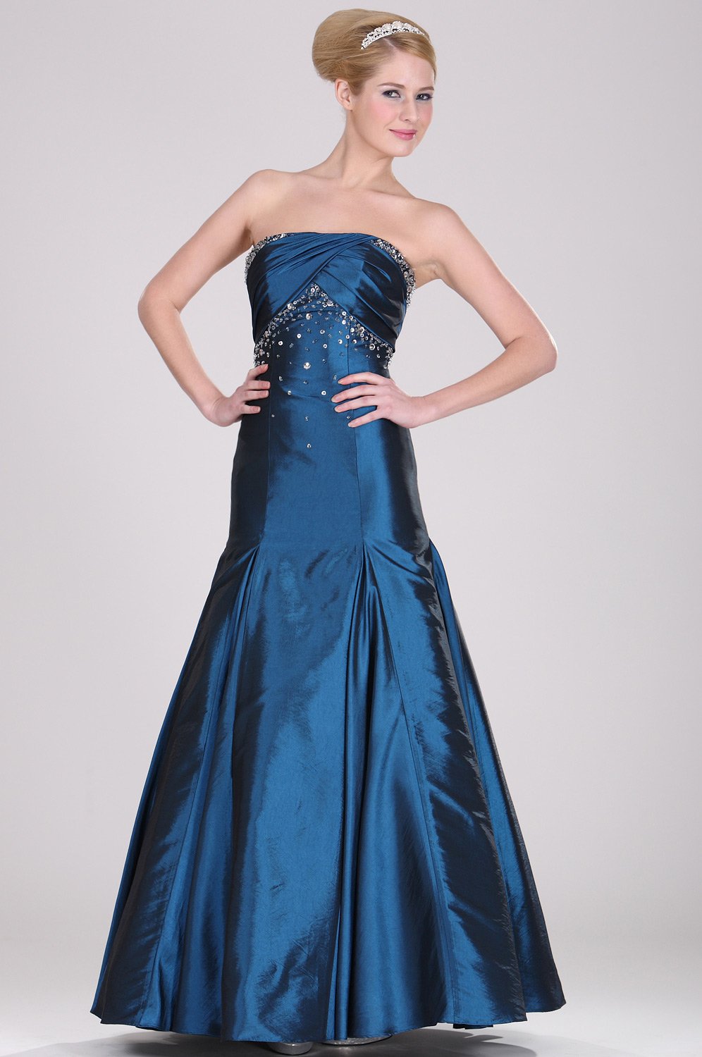 Graceful Strapless Wedding Gown