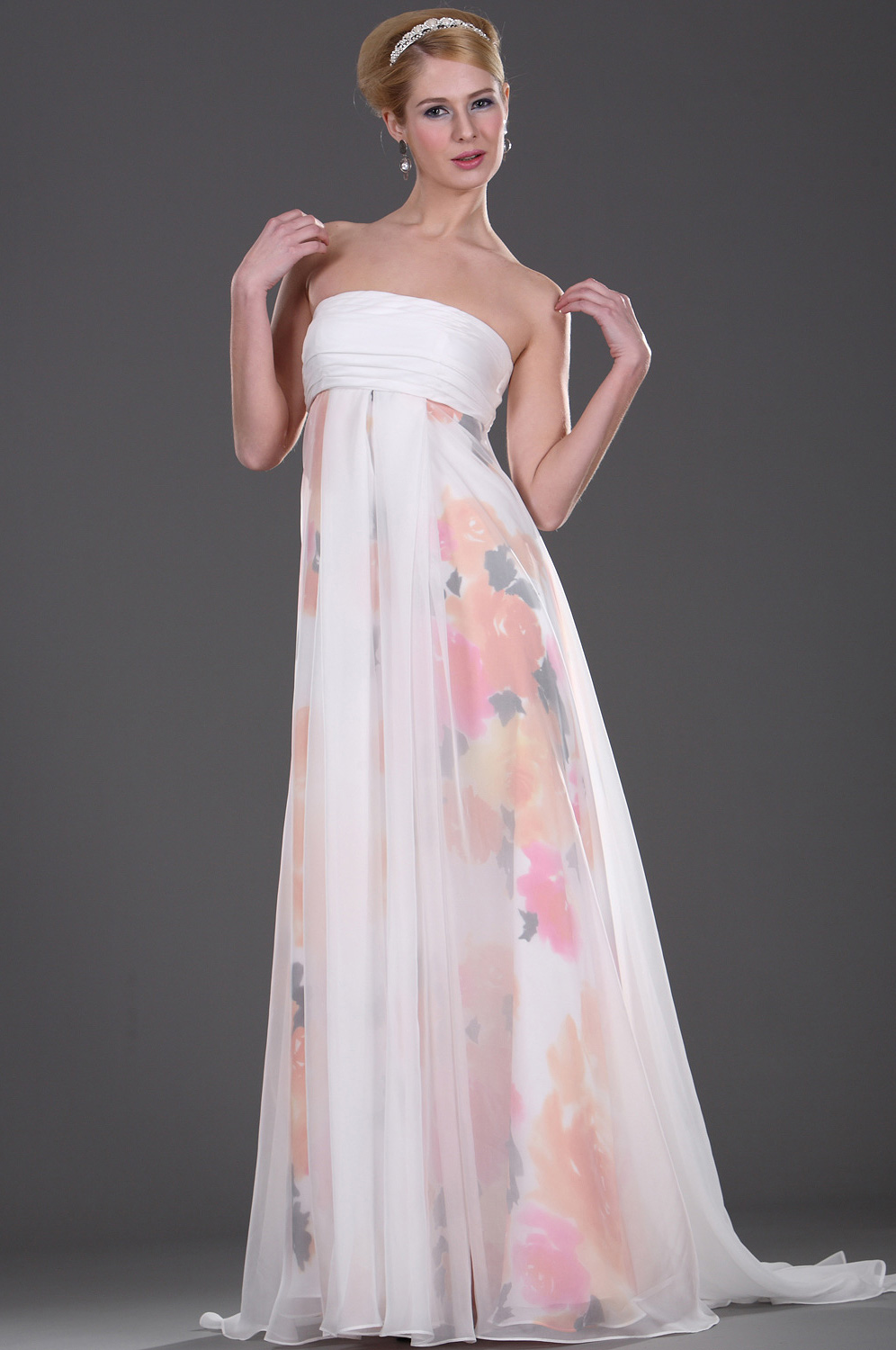 Очаровательное вечернее платье без бретелек