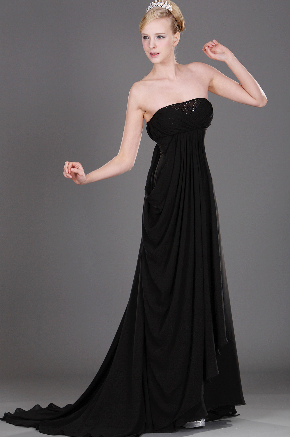 Черное  вечернее платье без бретелек