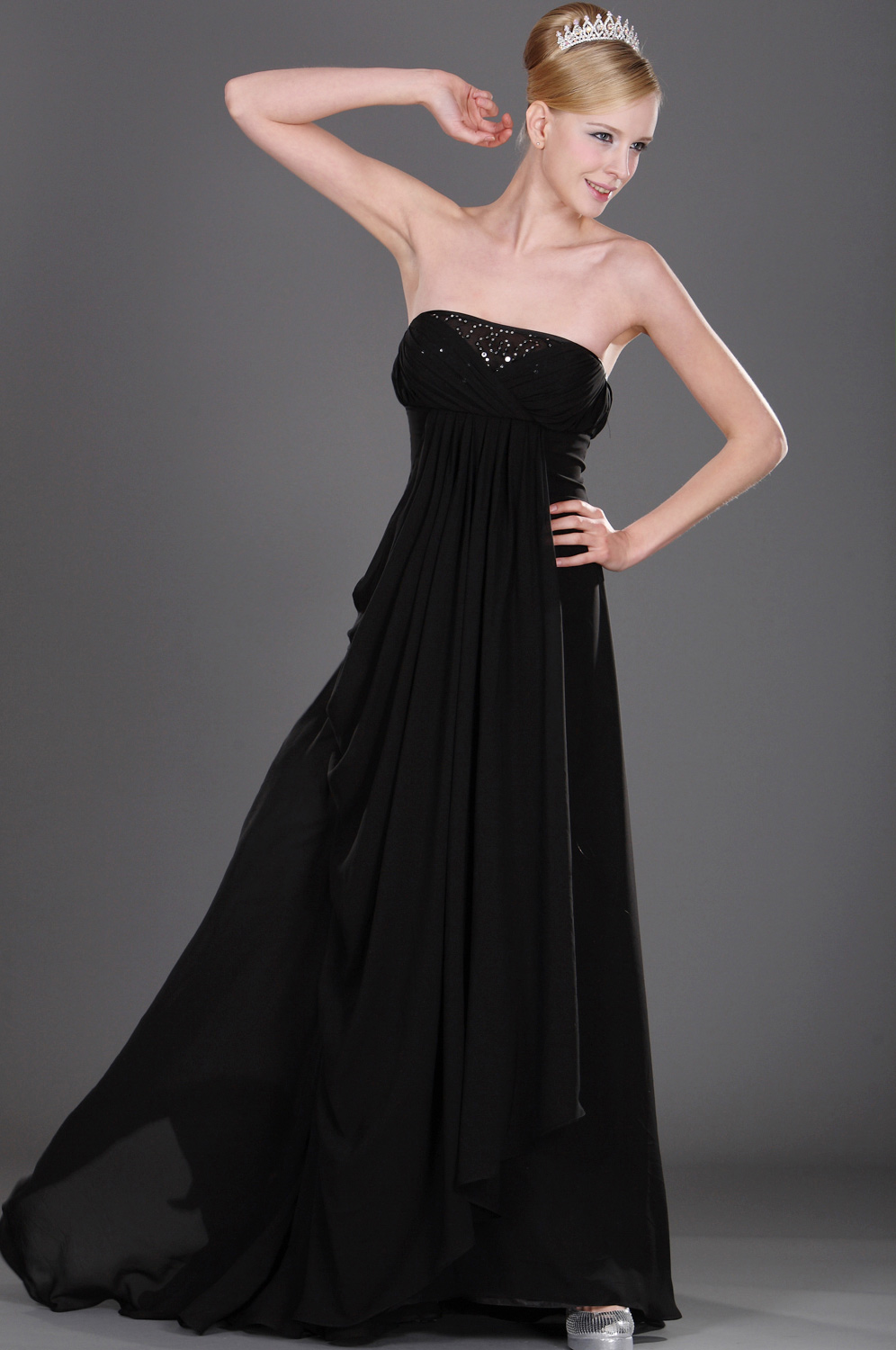 Черное  вечернее платье без бретелек