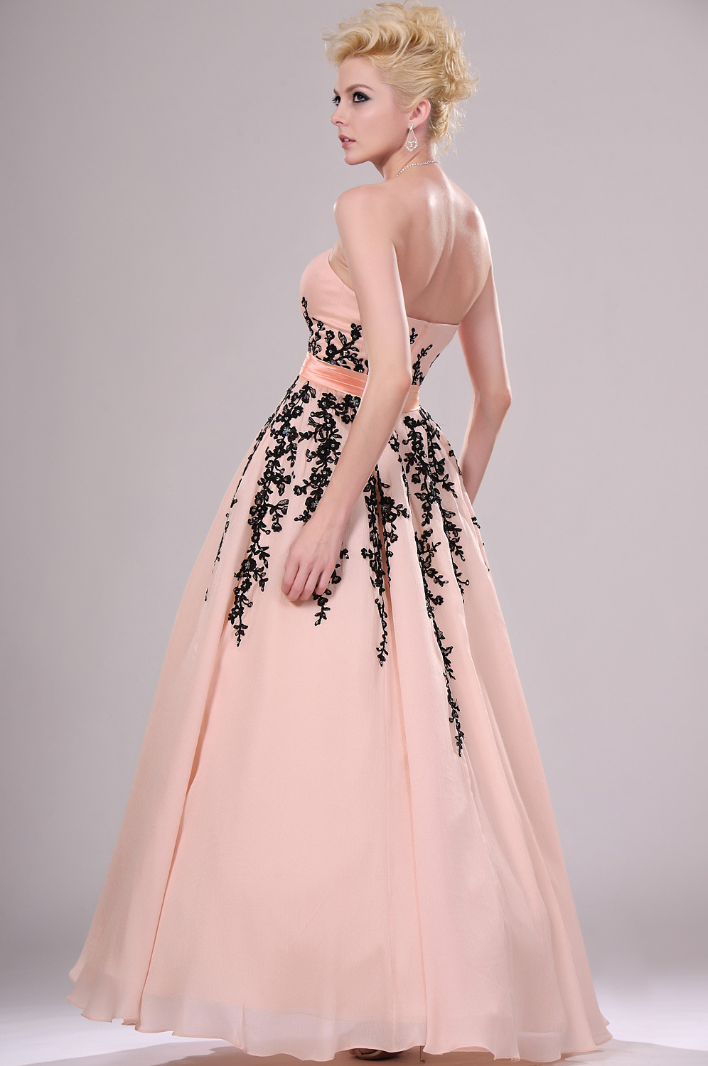 reizvoll  traegerlos Abendkleid mit Lace