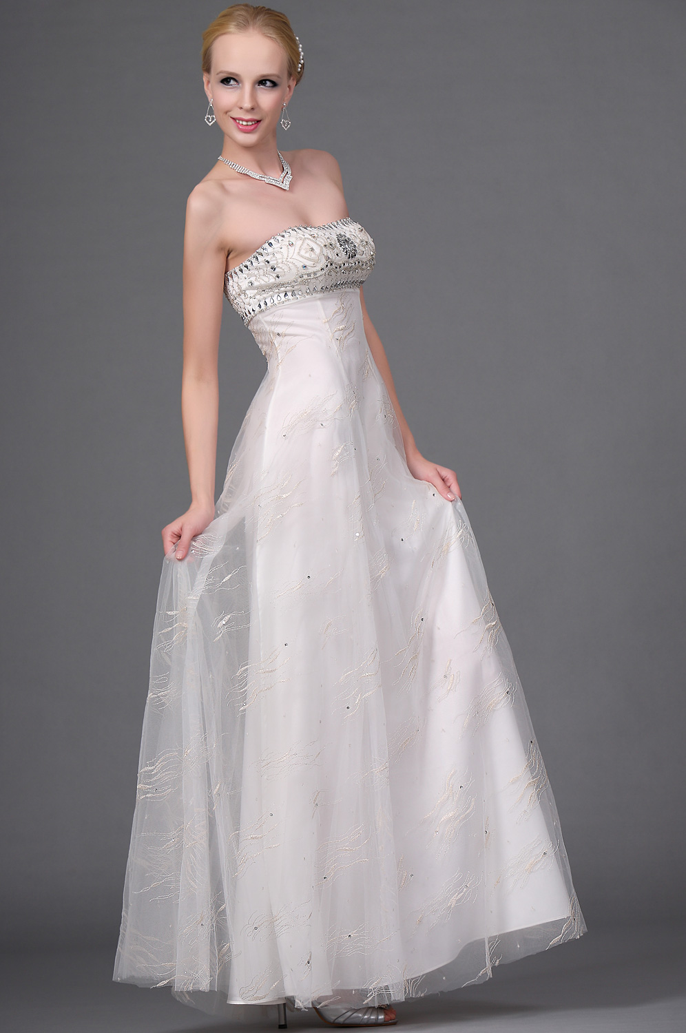 новое  вечернее платье без бретелек с бисером