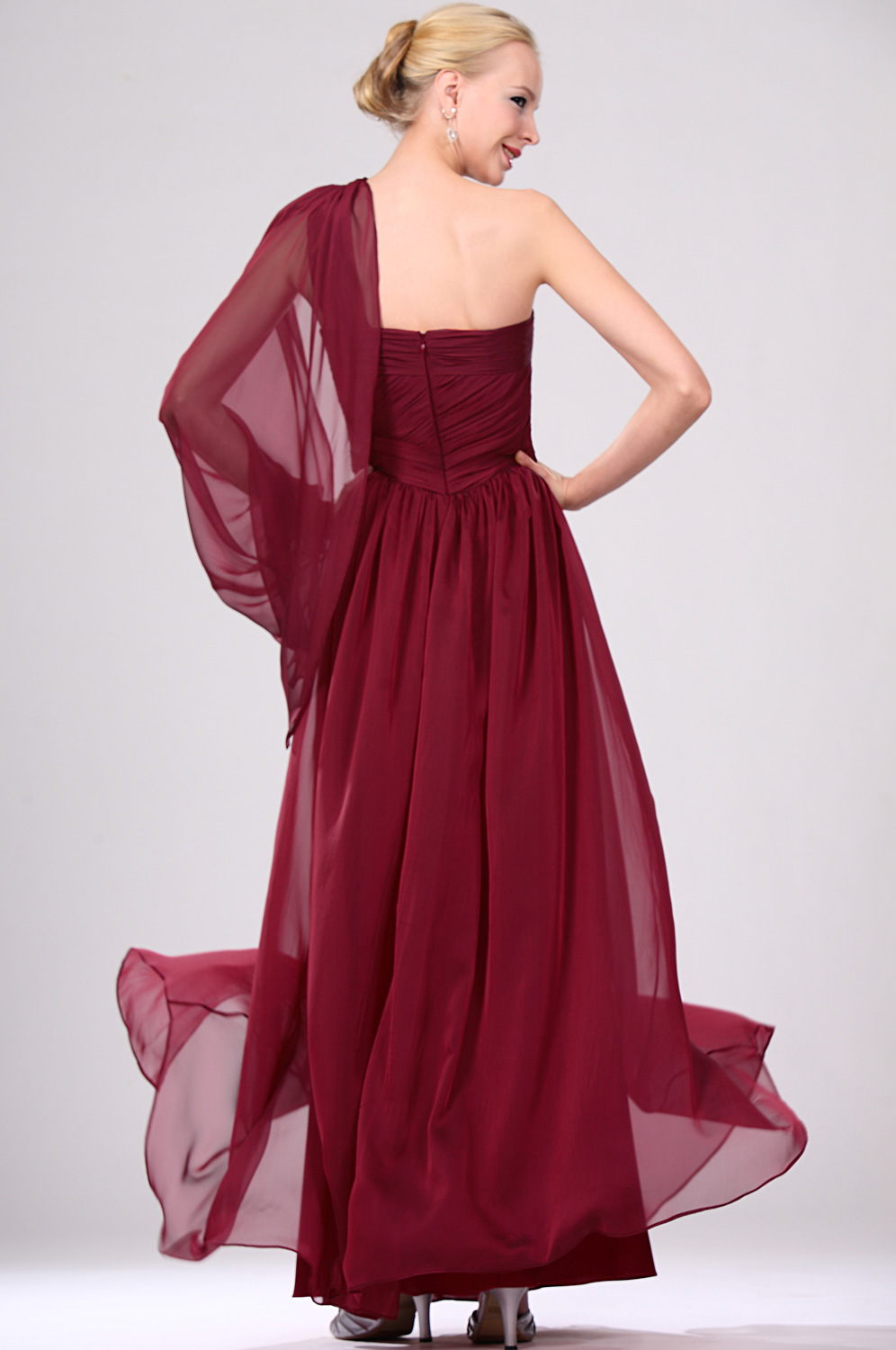 новое  мерцающее вечернее платье