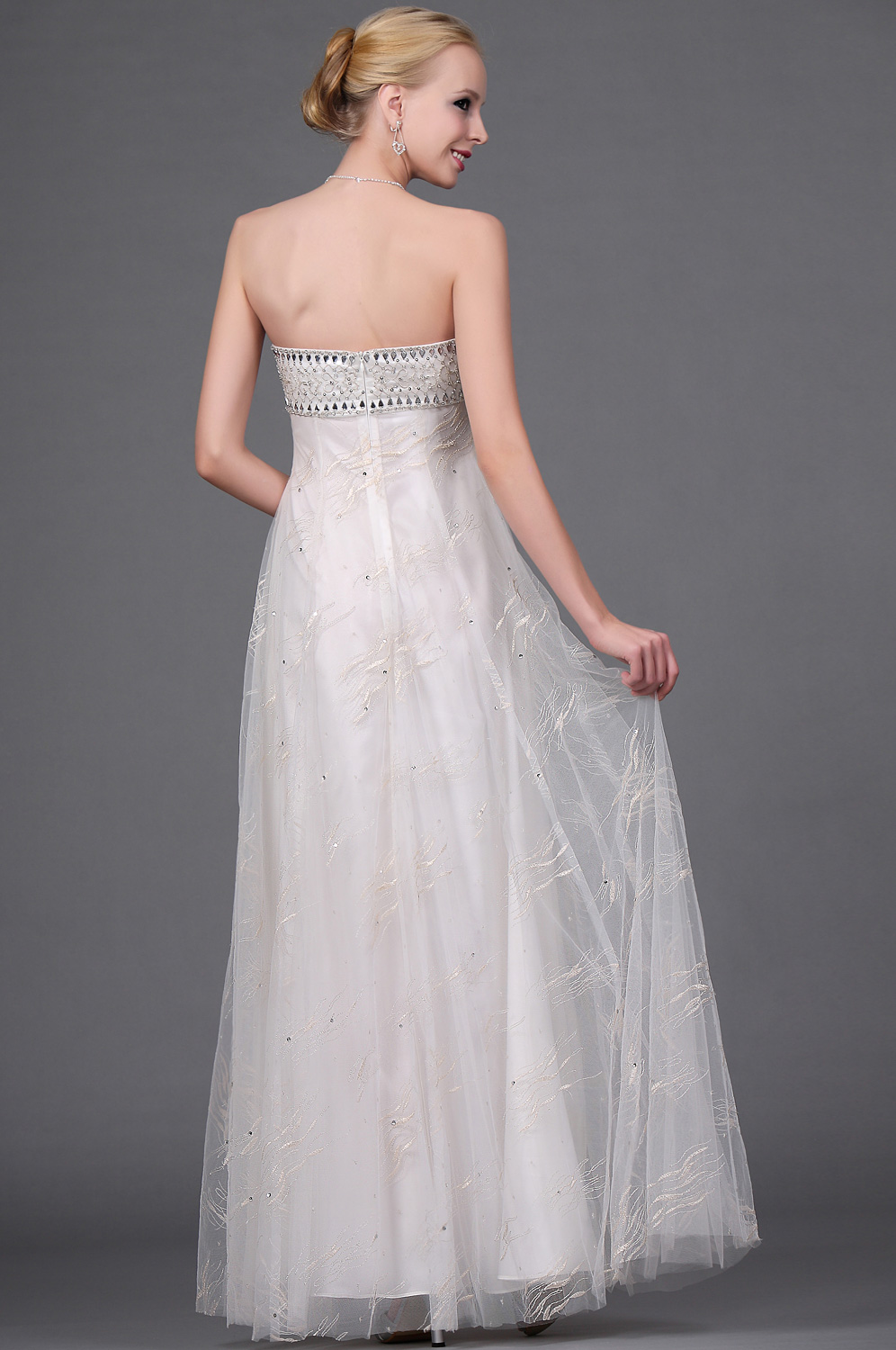 новое  вечернее платье без бретелек с бисером