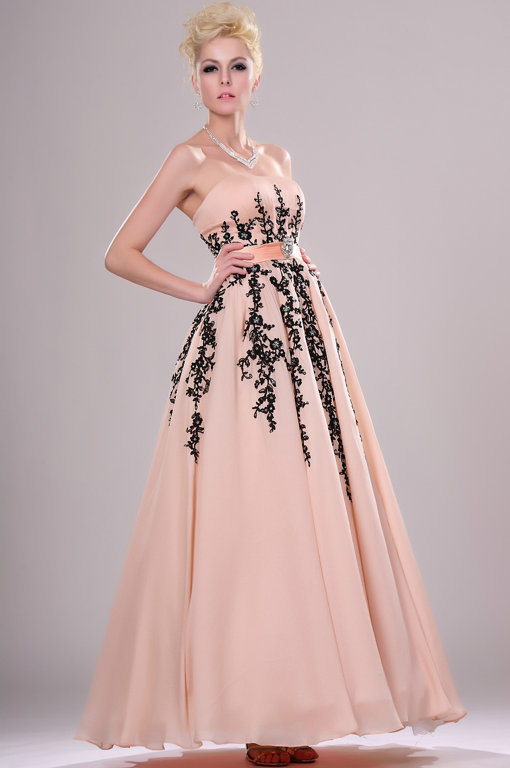 reizvoll  traegerlos Abendkleid mit Lace