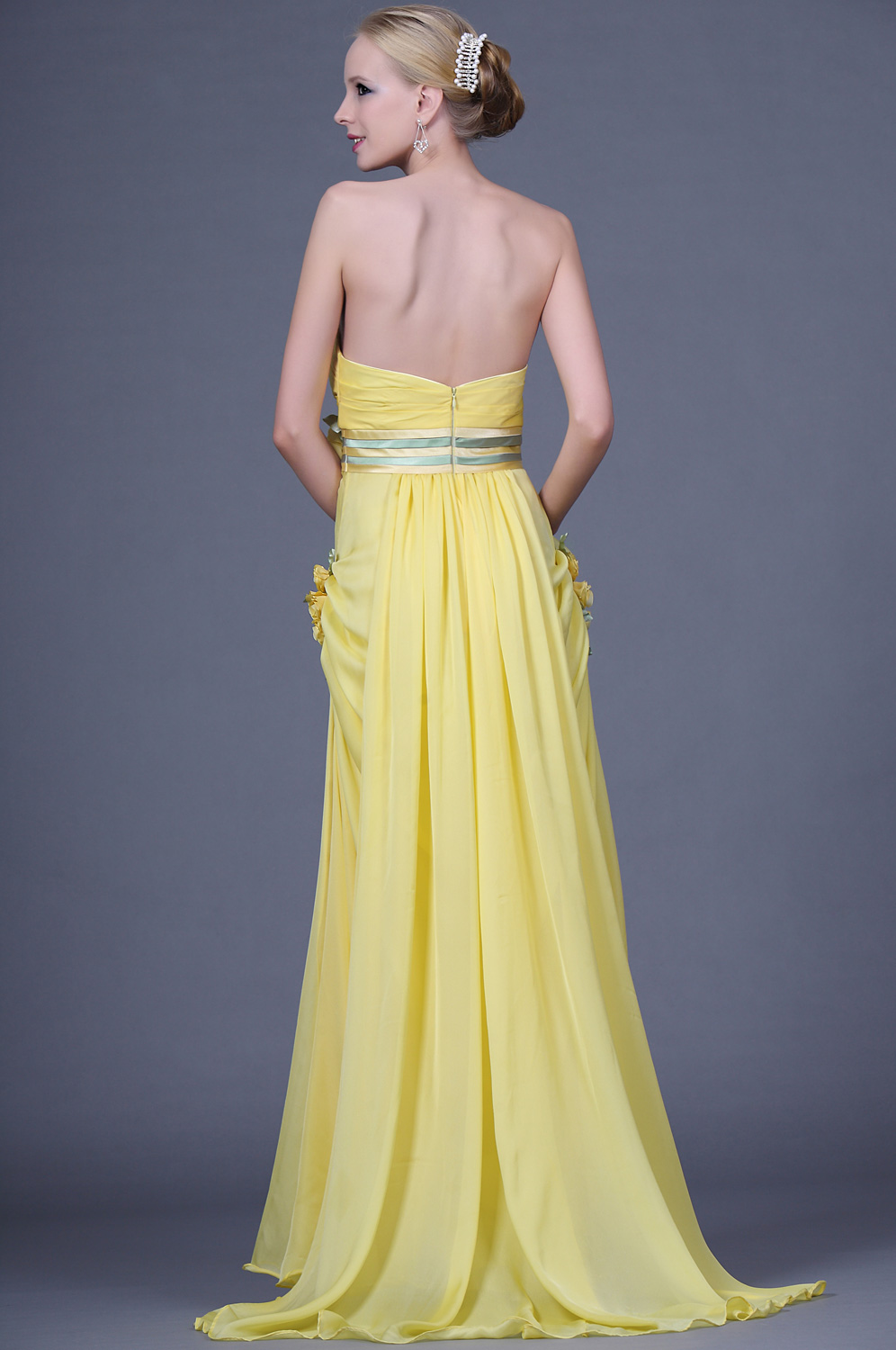 Милое вечернее платье с цветами без бретелек