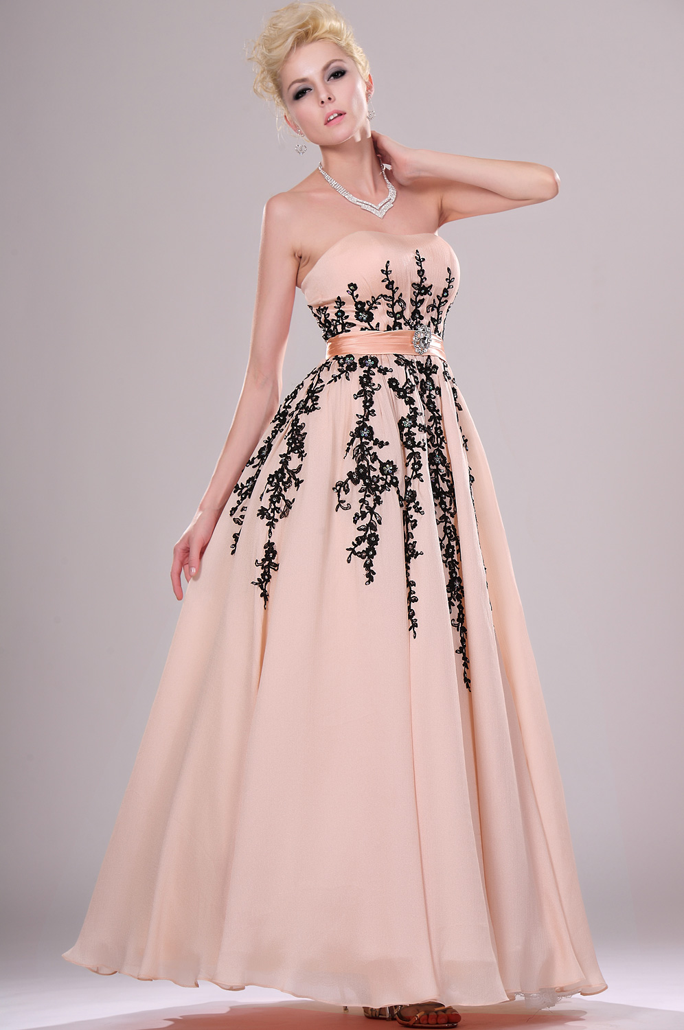 reizvoll  traegerlos Abendkleid mit Lace