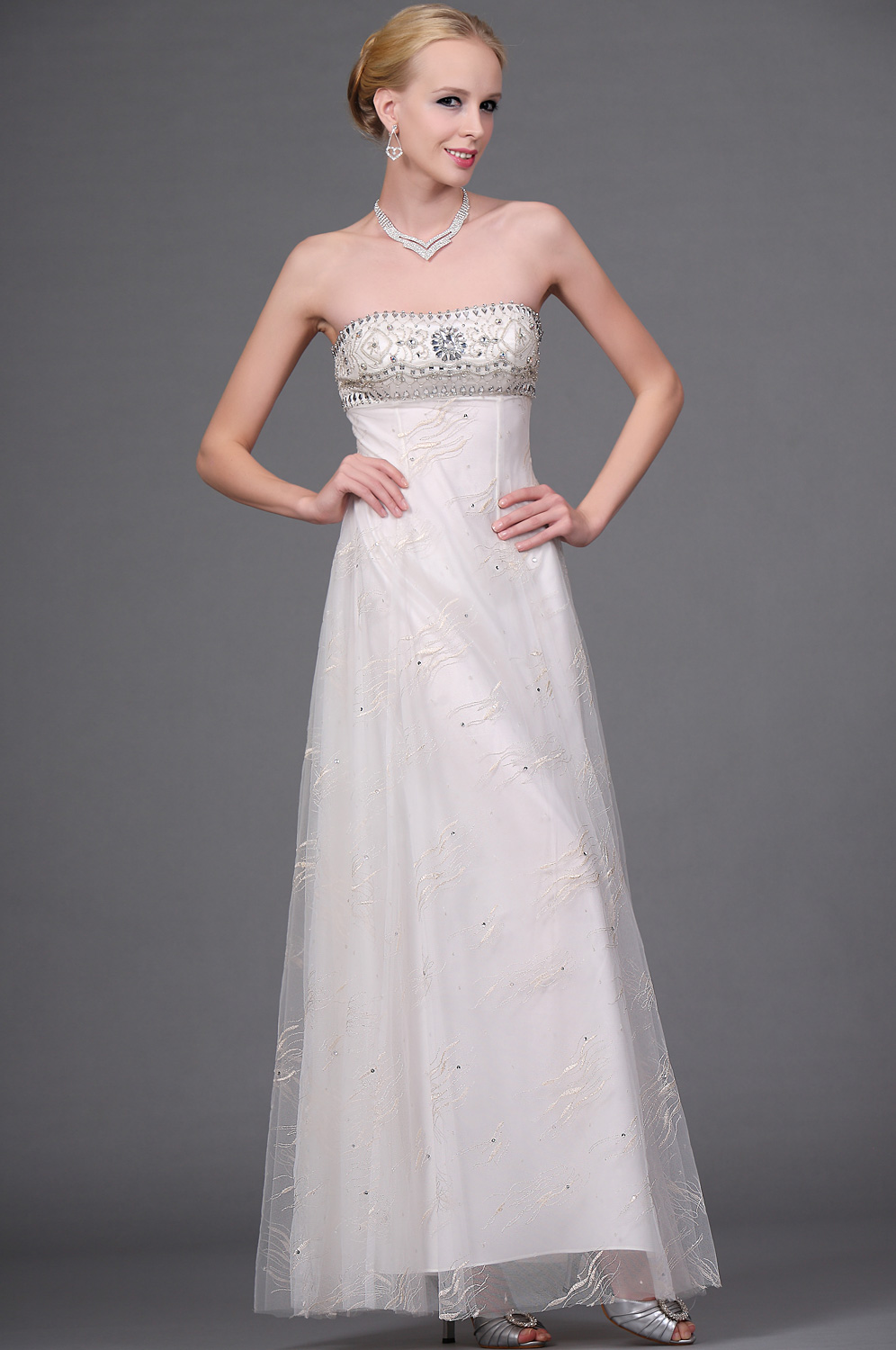 новое  вечернее платье без бретелек с бисером