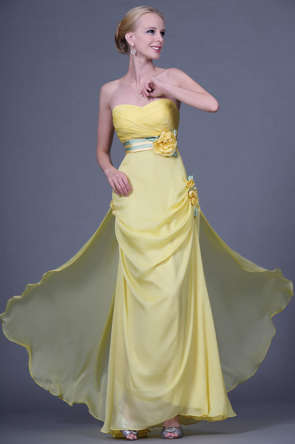 Милое вечернее платье с цветами без бретелек