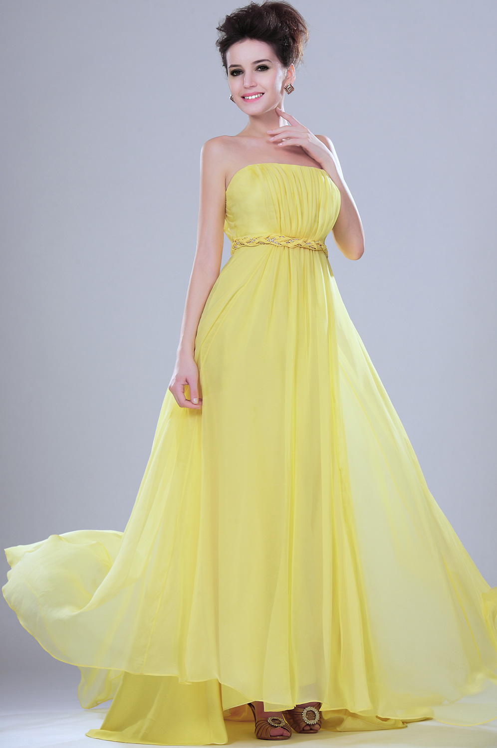 leuchtend einladend  gelb Abendkleid mit Blumen Traeger