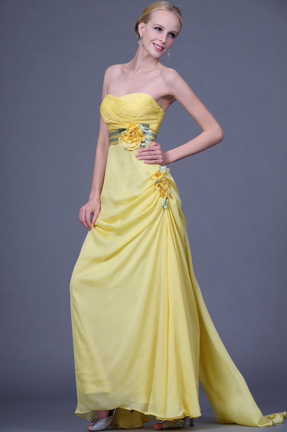 Милое вечернее платье с цветами без бретелек