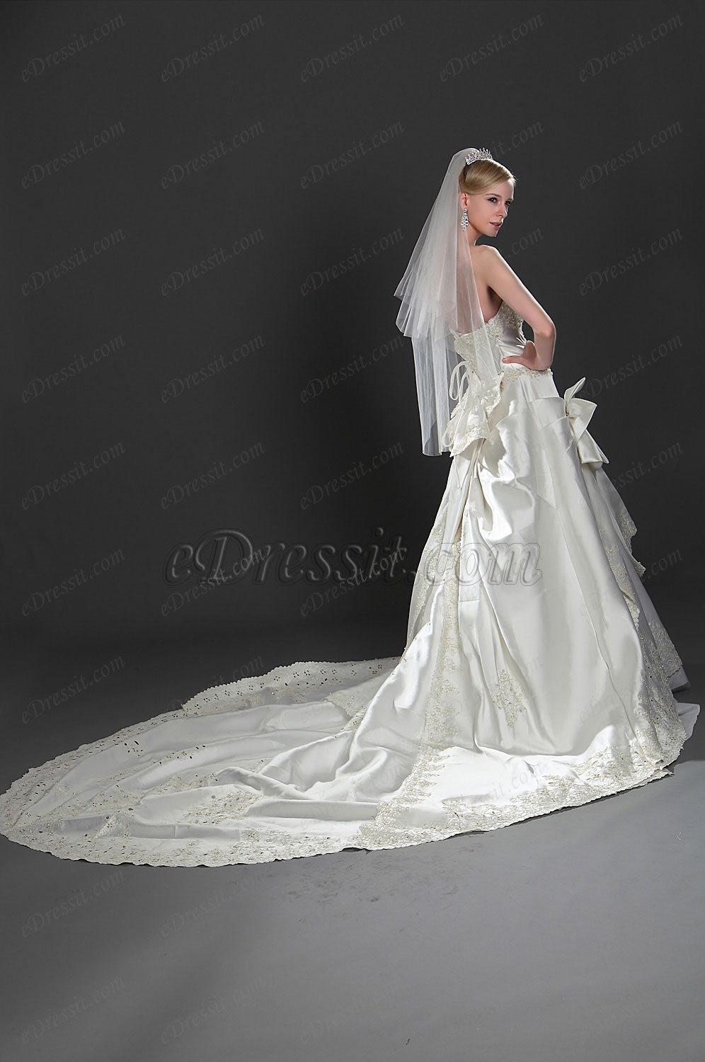 Superbe Robe de Mariee avec Traine